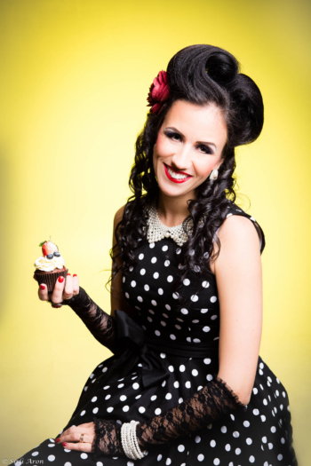 Pin-up stiilis fotosessioon | stuudios pildistamine | portree svg+xml,%3Csvg%20xmlns%3D%22http%3A%2F%2Fwww.w3 - Pin-up stiilis fotosessioon | stuudios pildistamine | portree