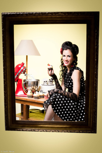 Pin-up stiilis fotosessioon | stuudios pildistamine | portree svg+xml,%3Csvg%20xmlns%3D%22http%3A%2F%2Fwww.w3 - Pin-up stiilis fotosessioon | stuudios pildistamine | portree