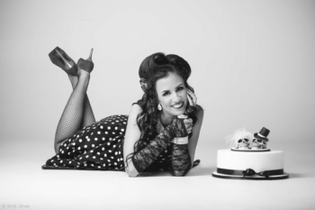 Pin-up stiilis fotosessioon | stuudios pildistamine | portree svg+xml,%3Csvg%20xmlns%3D%22http%3A%2F%2Fwww.w3 - Pin-up stiilis fotosessioon | stuudios pildistamine | portree