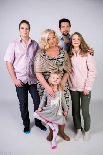 Pildistan nüüd ka stuudios | pere pildistamine | family photographer in Tallinn svg+xml,%3Csvg%20xmlns%3D%22http%3A%2F%2Fwww.w3 - Pildistan nüüd ka stuudios | pere pildistamine | family photographer in Tallinn