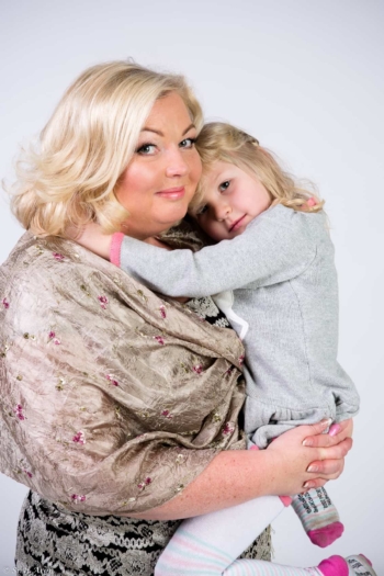 Pildistan nüüd ka stuudios | pere pildistamine | family photographer in Tallinn svg+xml,%3Csvg%20xmlns%3D%22http%3A%2F%2Fwww.w3 - Pildistan nüüd ka stuudios | pere pildistamine | family photographer in Tallinn