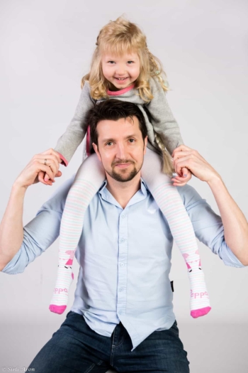 Pildistan nüüd ka stuudios | pere pildistamine | family photographer in Tallinn svg+xml,%3Csvg%20xmlns%3D%22http%3A%2F%2Fwww.w3 - Pildistan nüüd ka stuudios | pere pildistamine | family photographer in Tallinn