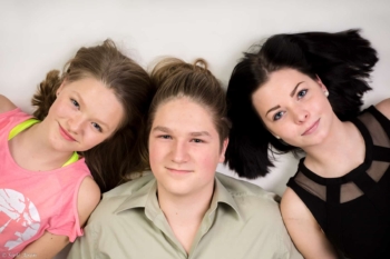 Pildistan nüüd ka stuudios | pere pildistamine | family photographer in Tallinn svg+xml,%3Csvg%20xmlns%3D%22http%3A%2F%2Fwww.w3 - Pildistan nüüd ka stuudios | pere pildistamine | family photographer in Tallinn